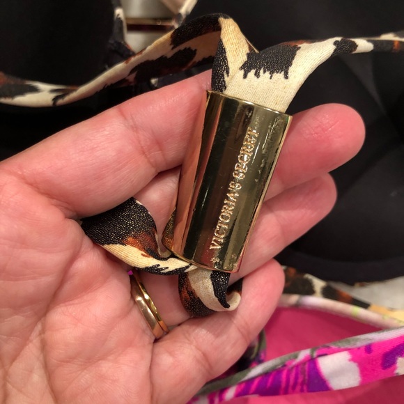 Victoria’s Secret bikini push up bombshell 36C and various bottoms exposure shot - Picture 10 of 15